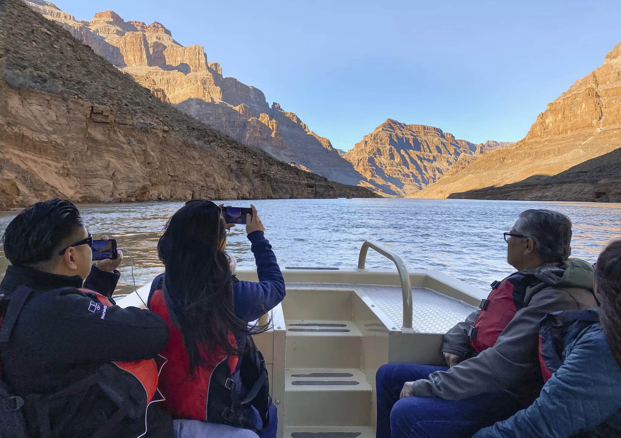 Mensen in een boot tijdens de Grand Voyager Rim to River excursie, met uitzicht op de Grand Canyon
