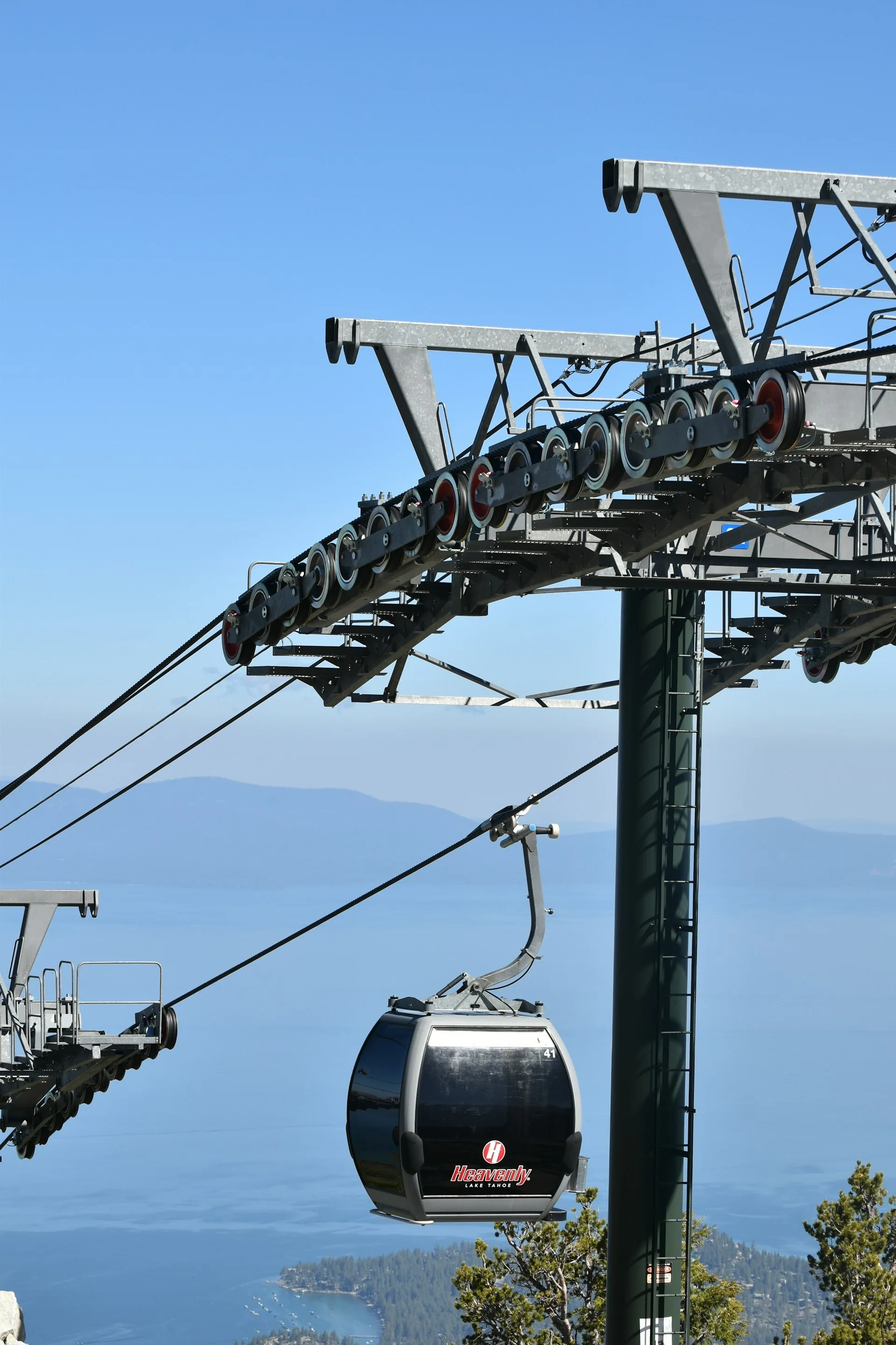 Een skytram die naar beneden gaat richting Lake Tahoe