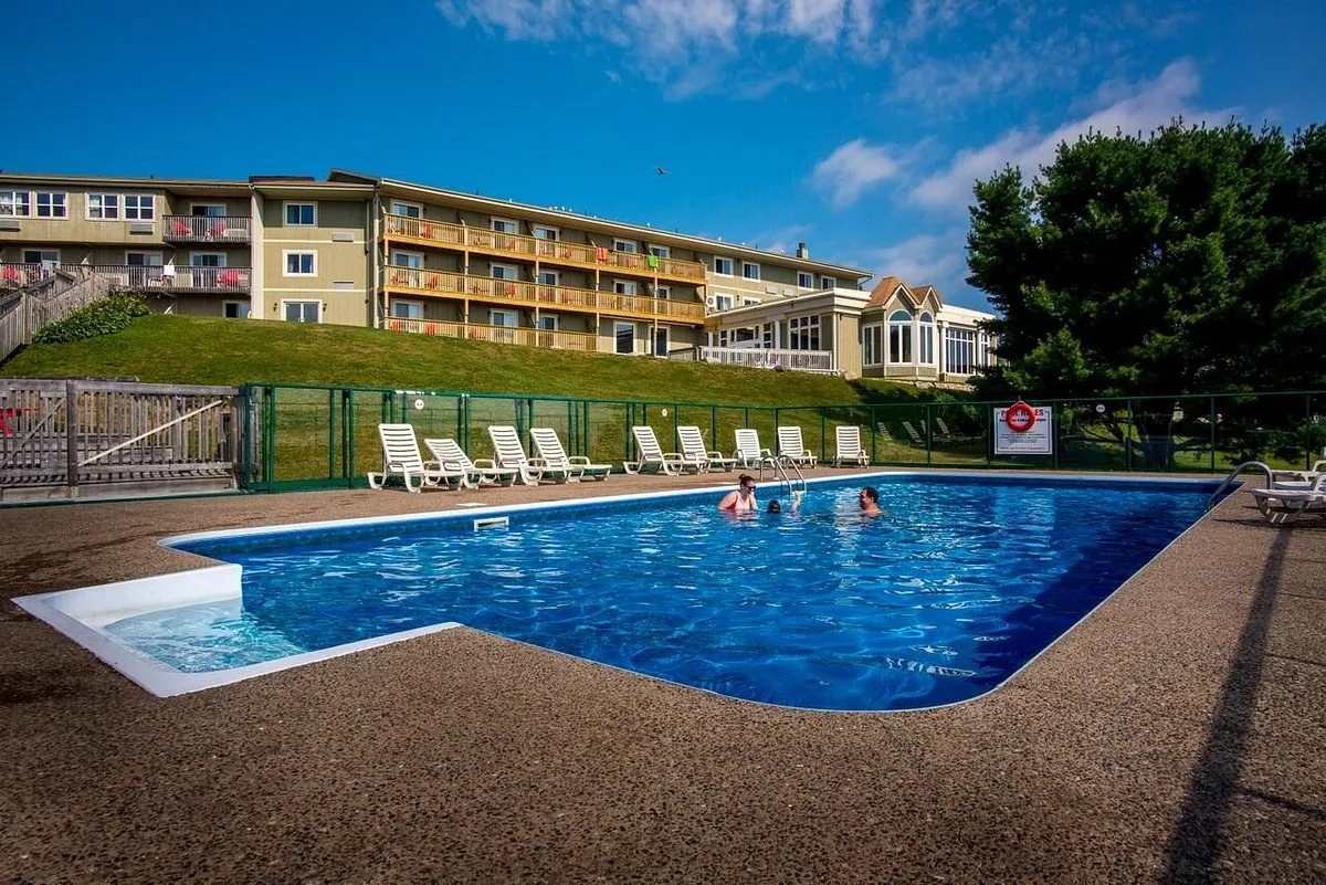 Buitenzwembad van het Hotel Oak Island Resort Western Shore