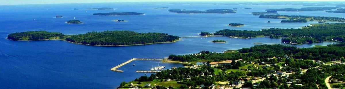 Luchtfoto van het Hotel Oak Island Resort Western Shore aan het water
