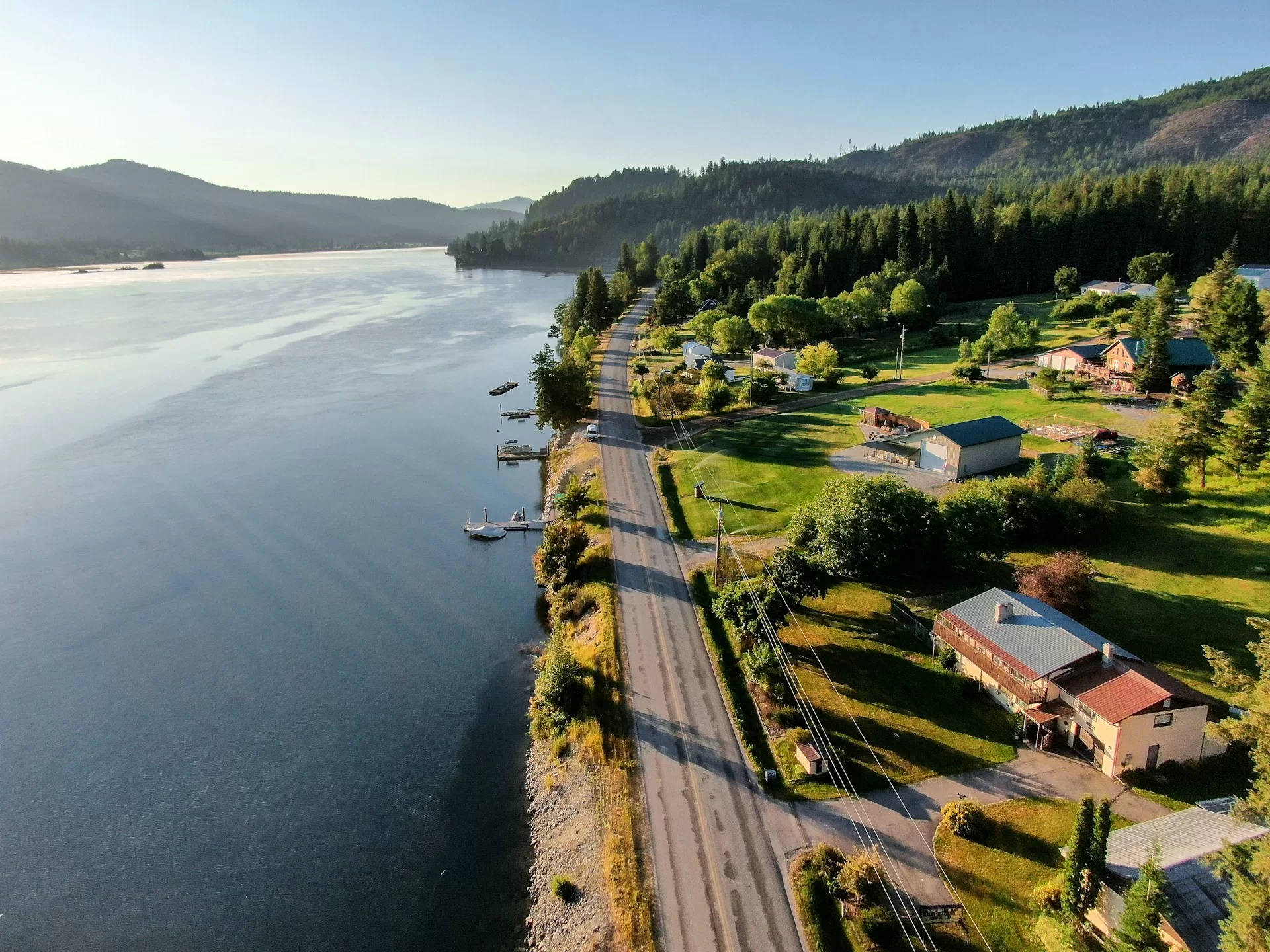 Het plaatsje Sandpoint langs het water in Idaho