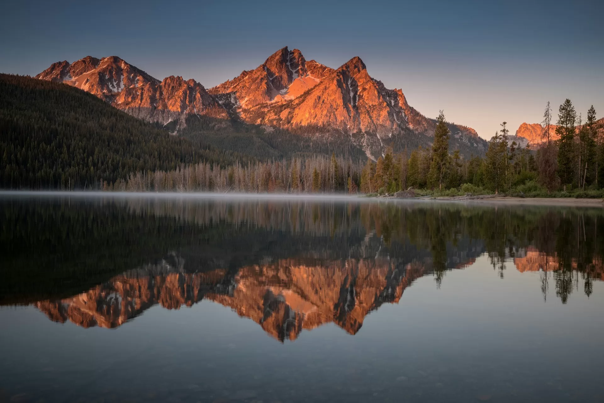 Sawtooth Range Mountains naast een meer in Idaho