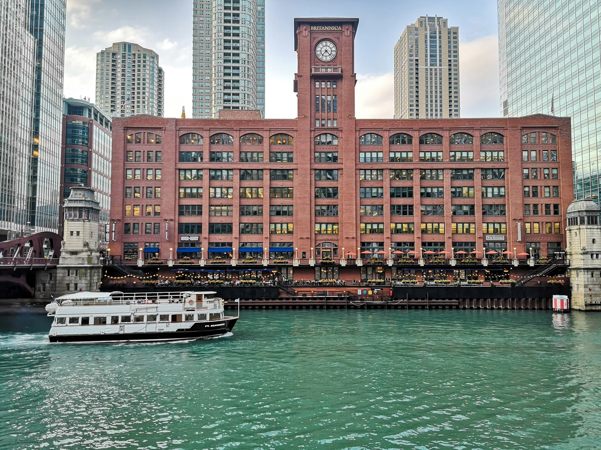 Reid Murdoch building in Chicago met op de voorgrond de rivier met rondvaartboot