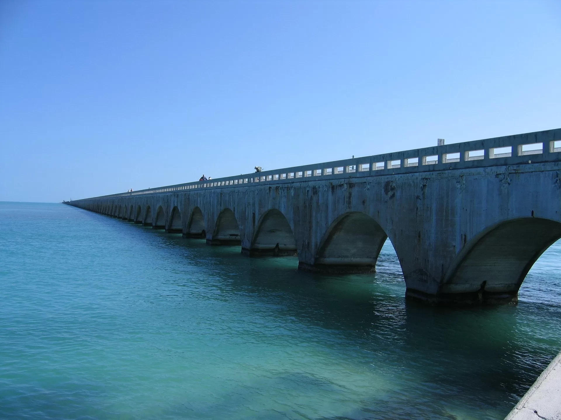De Seven Mile Bridge op het water tussen de Keys in Florida