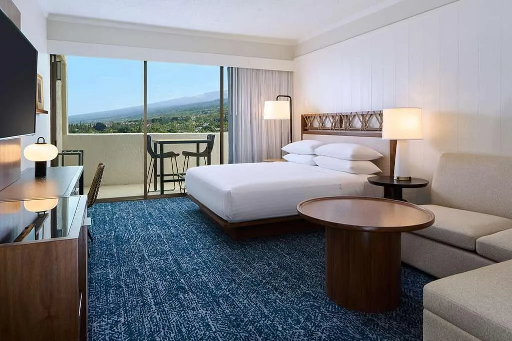 Een standaardkamer met balkon in het Outrigger Kona