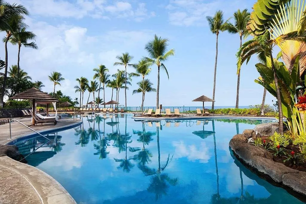 Het buitenzwembad van het Outrigger Kona