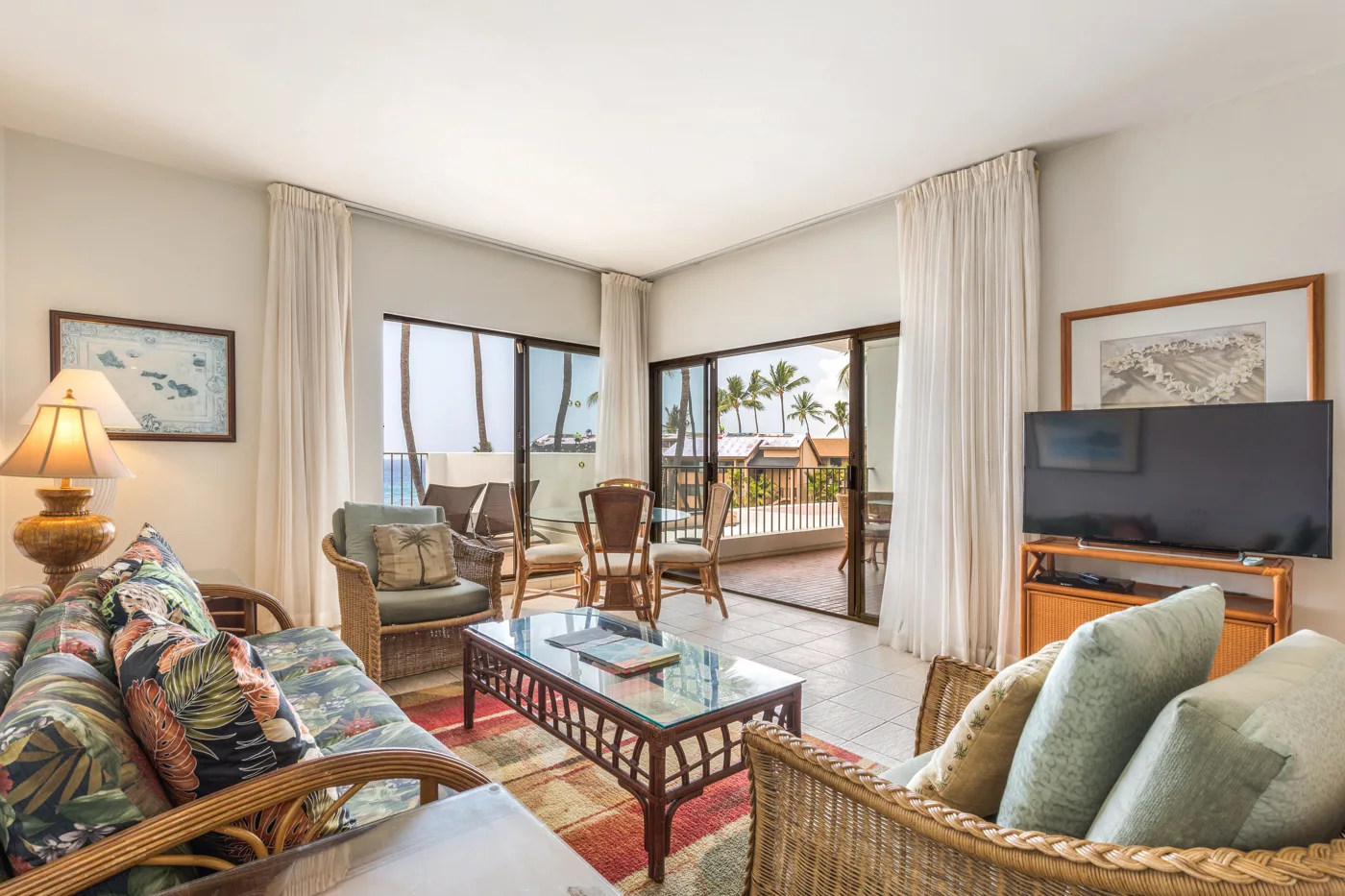 Een kamer met balkon en ocean view in het Royal Sea Cliff Kona