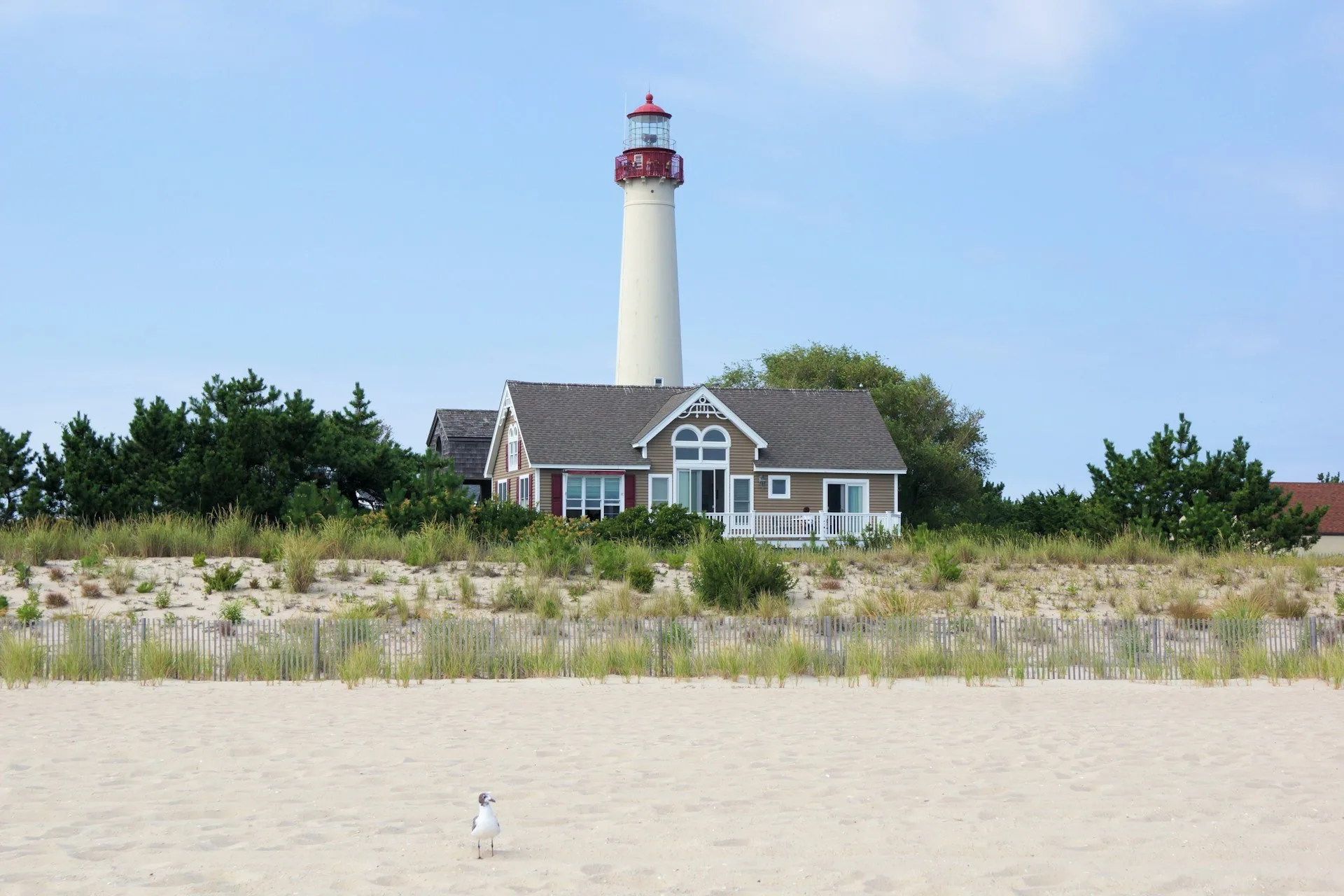Uitzicht op de vuurtoren vanaf het strand van Cape May in de staat New Jersey