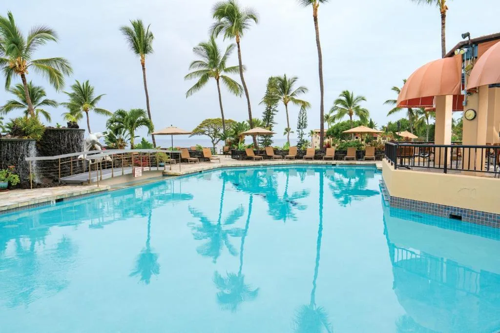 Het buitenzwembad van het Kona Coast Resort Hotel