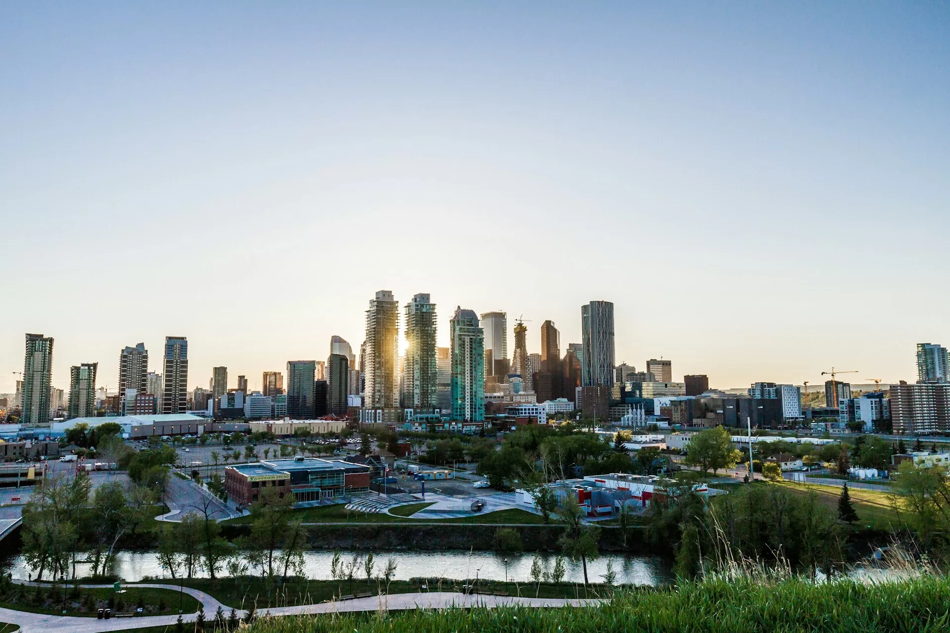 De skyline van Calgary met ondergaande zon tussen de wolkenkrabbers