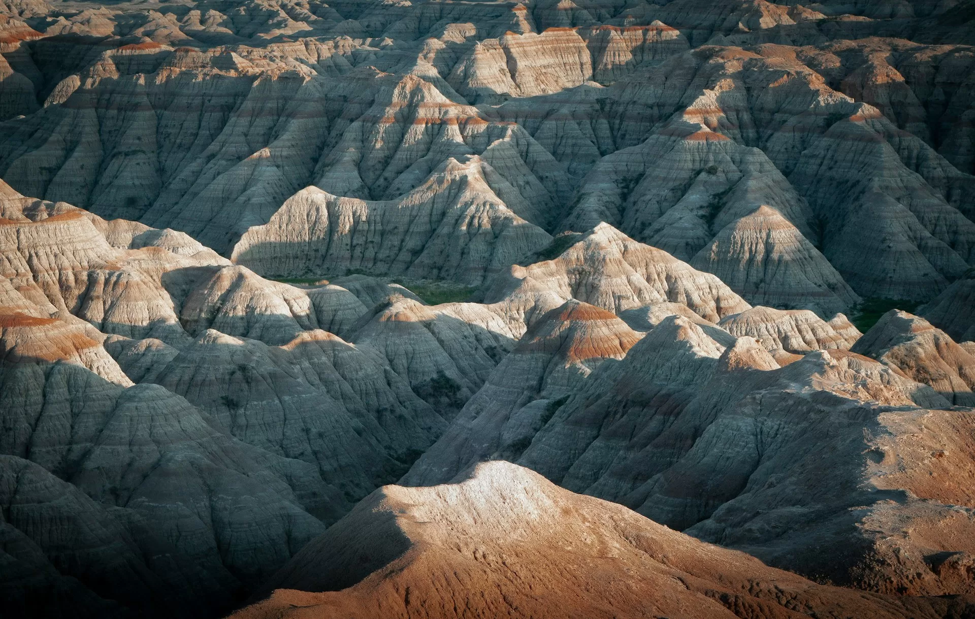 De gekleurde rotsformaties van Badlands National Park in South Dakota