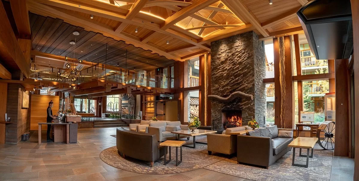 Zitgedeelte in de lobby van het Moose Hotel and Suites Banff