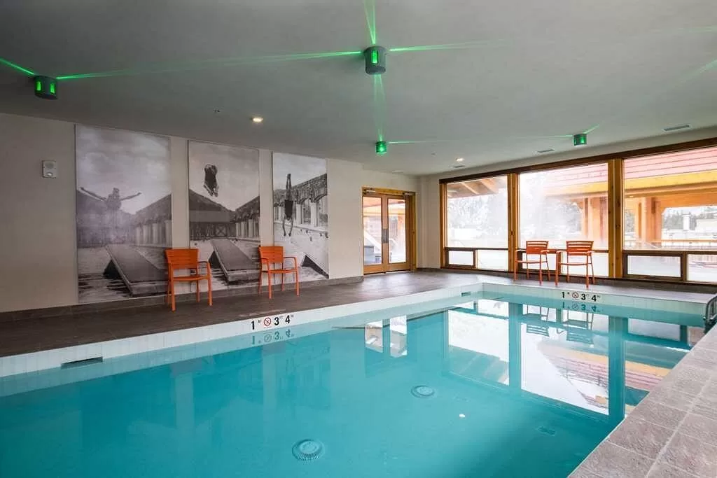 Binnenzwembad in het Moose Hotel and Suites Banff