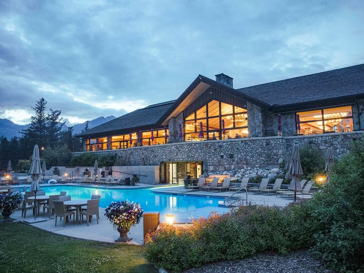 Buitenzwembad bij het Hotel Fairmont Jasper Park Lodge