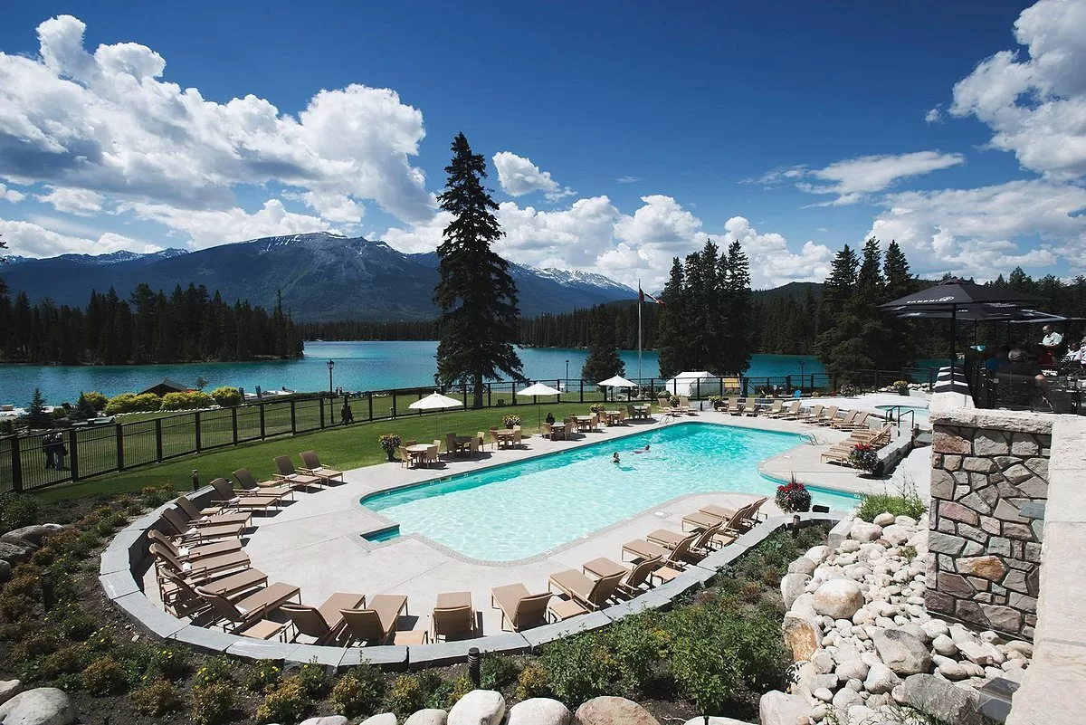 Buitenzwembad van het Hotel Fairmont Jasper Park Lodge aan het water
