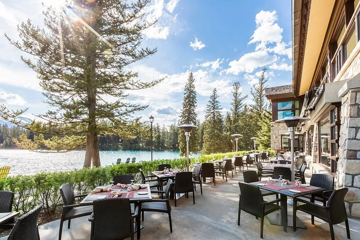 Terras aan het water bij het Hotel Fairmont Jasper Park Lodge