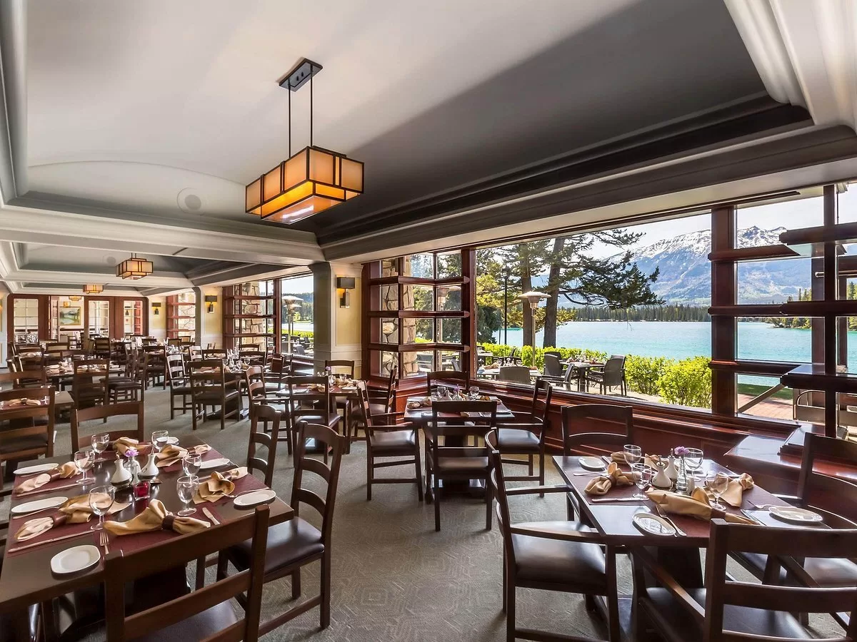 Restaurant met uitzicht op het water in het Hotel Fairmont Jasper Park Lodge