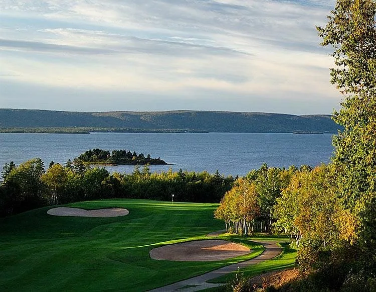 Golfbaan aan het meer bij het Hotel Dundee Resort Golf Club