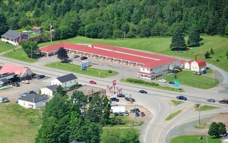 Luchtfoto van het Hotel Coastal Inn Antigonish