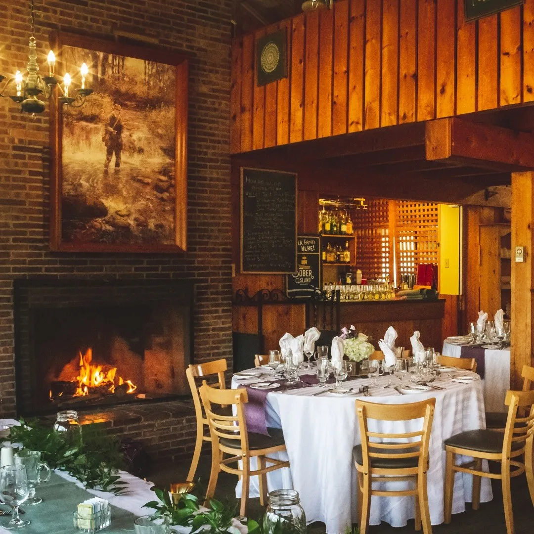 Restaurant met open haard in het Hotel Liscombe Lodge Resort