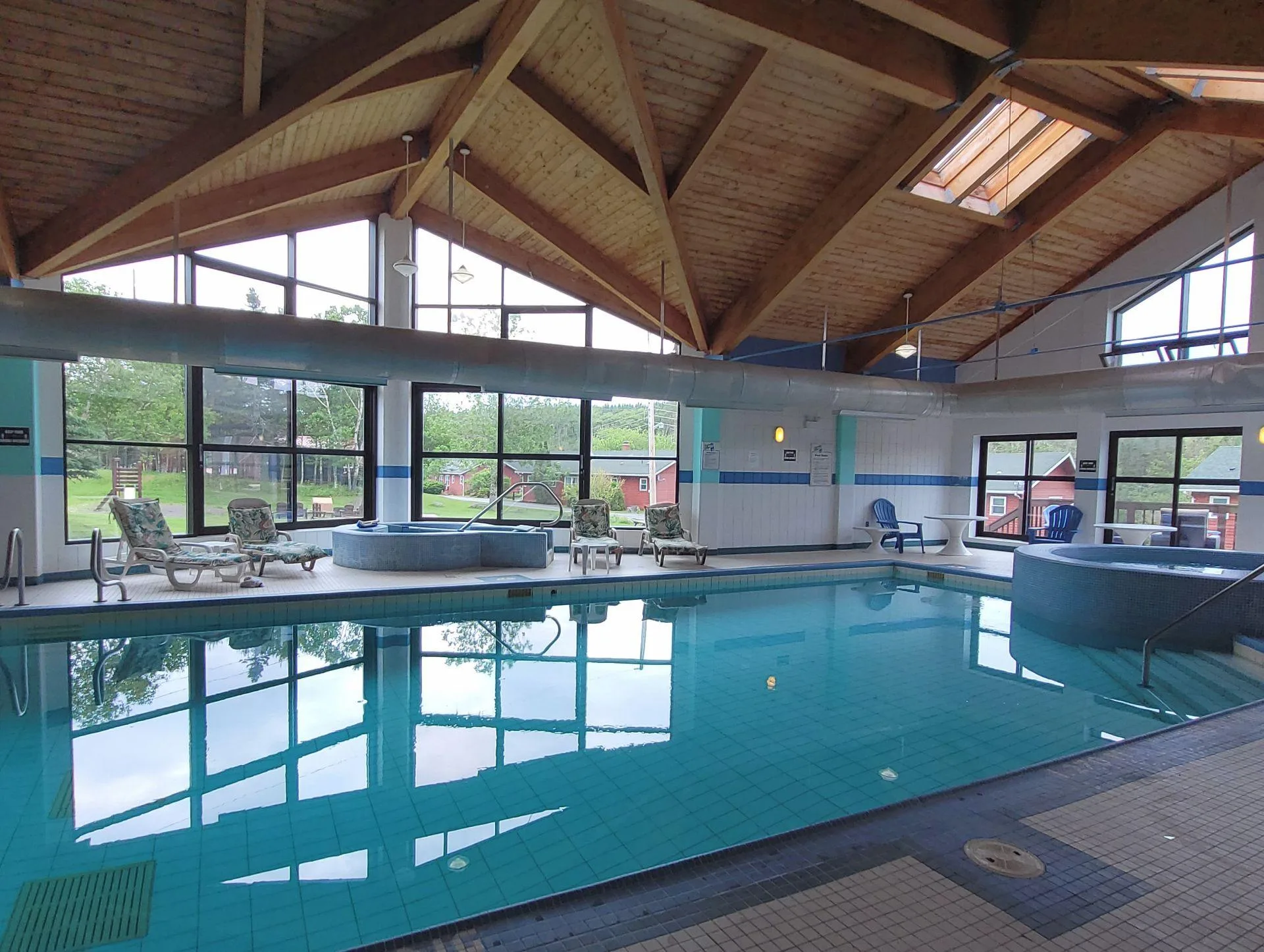 Binnenzwembad met twee jacuzzi's in het Hotel Liscombe Lodge Resort