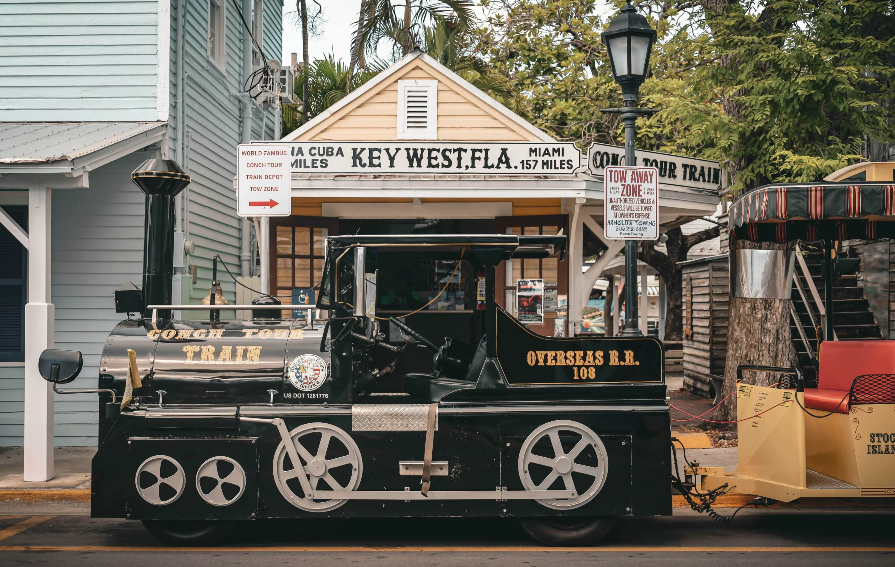 Erster schwarzer Wagen des Conch Tour Train in Key West, Touristenzug für Stadtrundfahrten