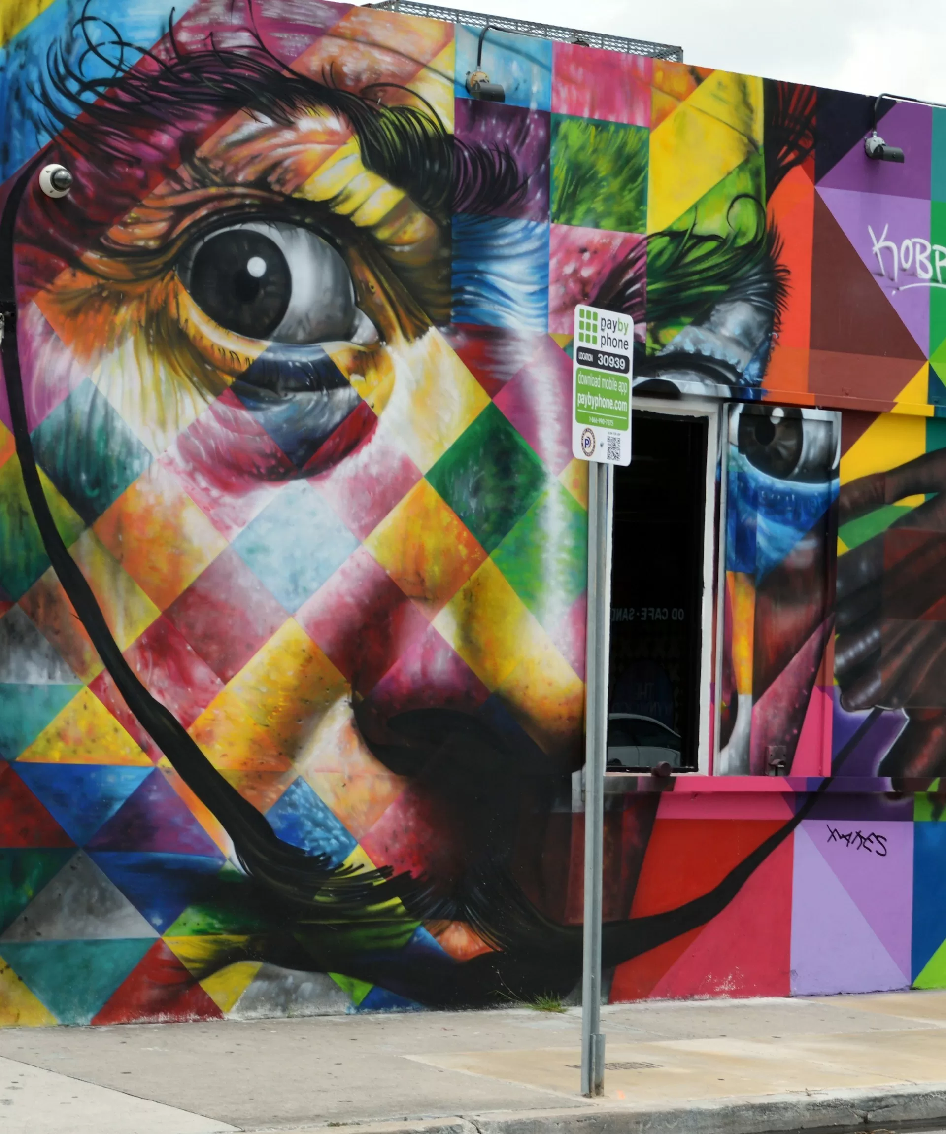 Kleurrijk kustwerk met grote ogen op Wynwood Walls street art in Miami, opvallende muurschildering