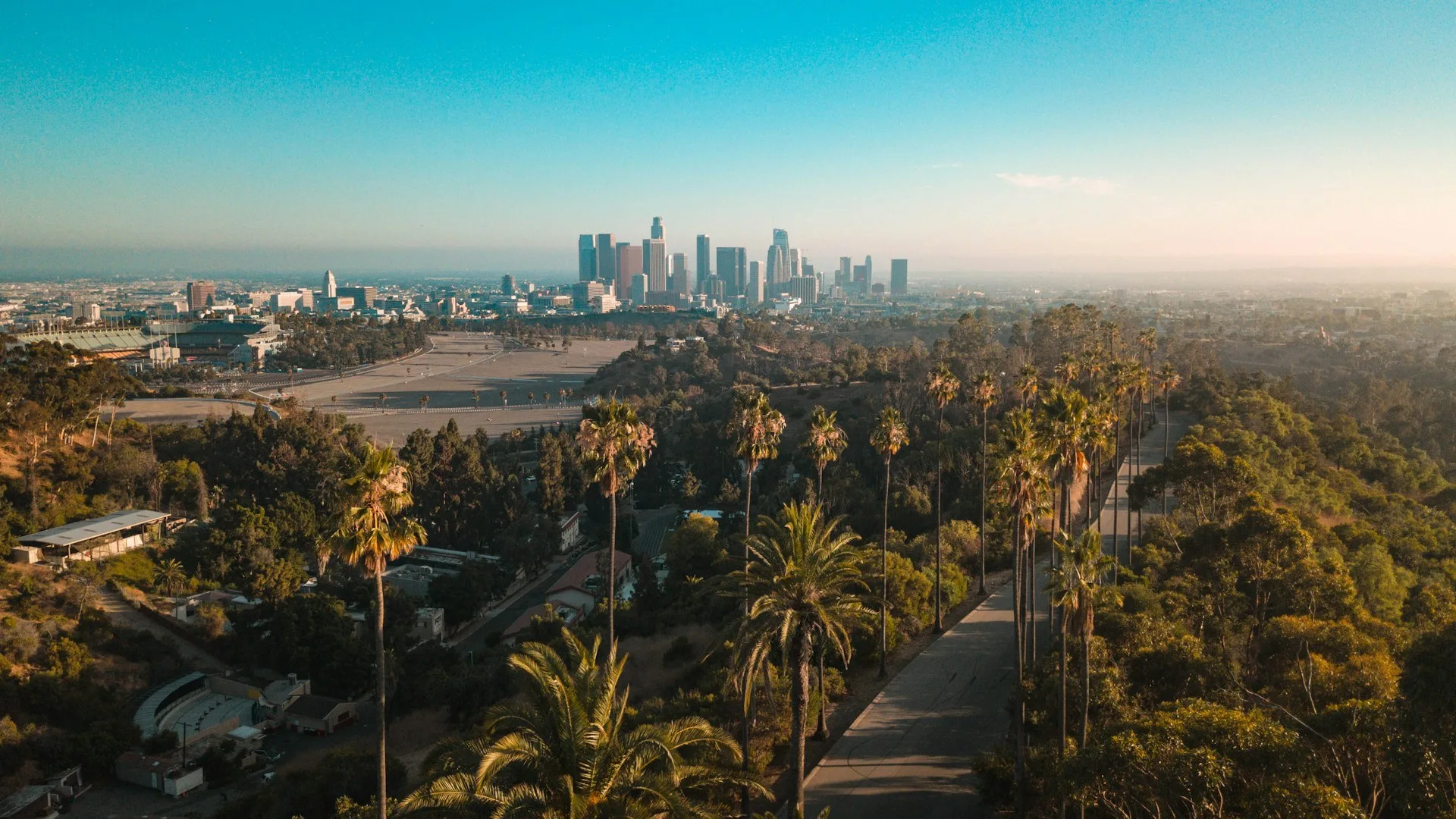 De skyline van Los Angeles met palmbomen op de voorgrond