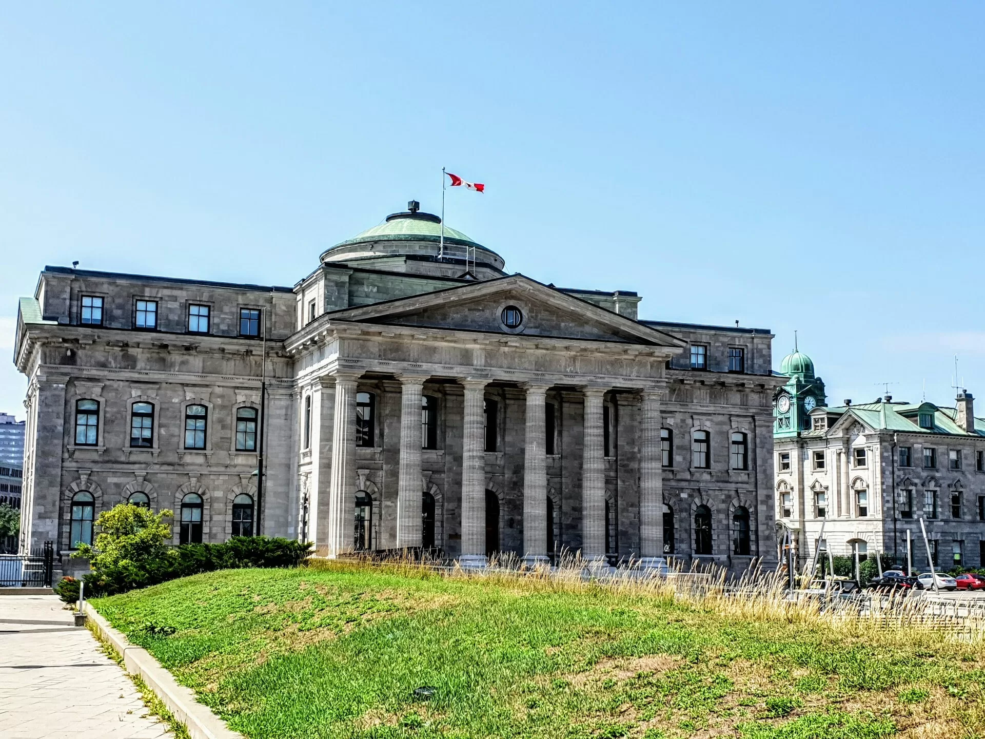 Het stadshuis van Trois Rivieres in oud-Franse stijl met de Canadese vlag bovenop