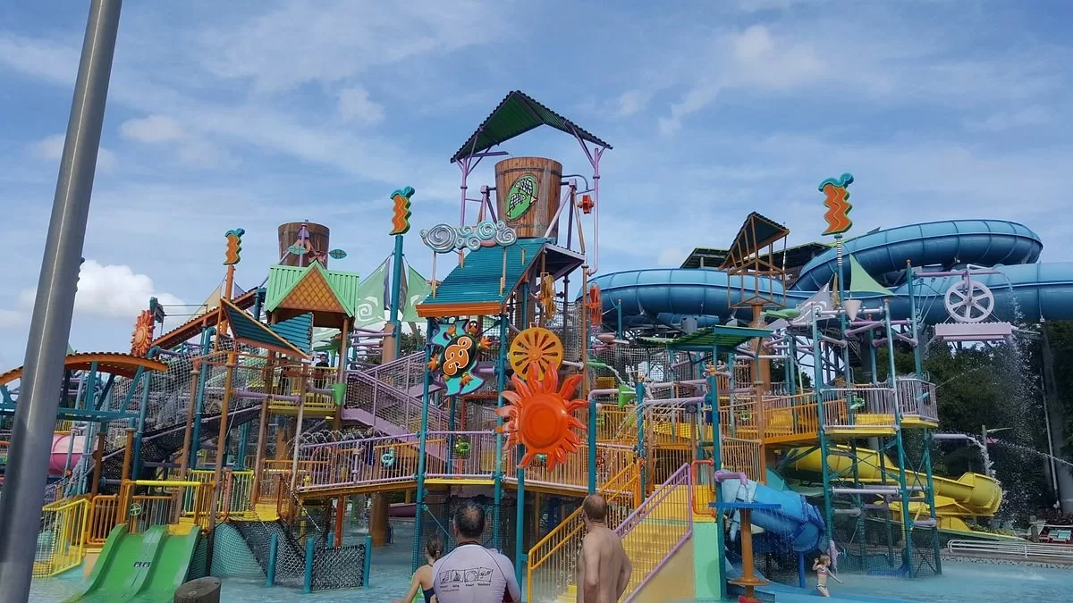 Groot kleurrijk water playhouse in Aquatica op een bewolkte dag, met glijbanen en waterspeeltoestellen