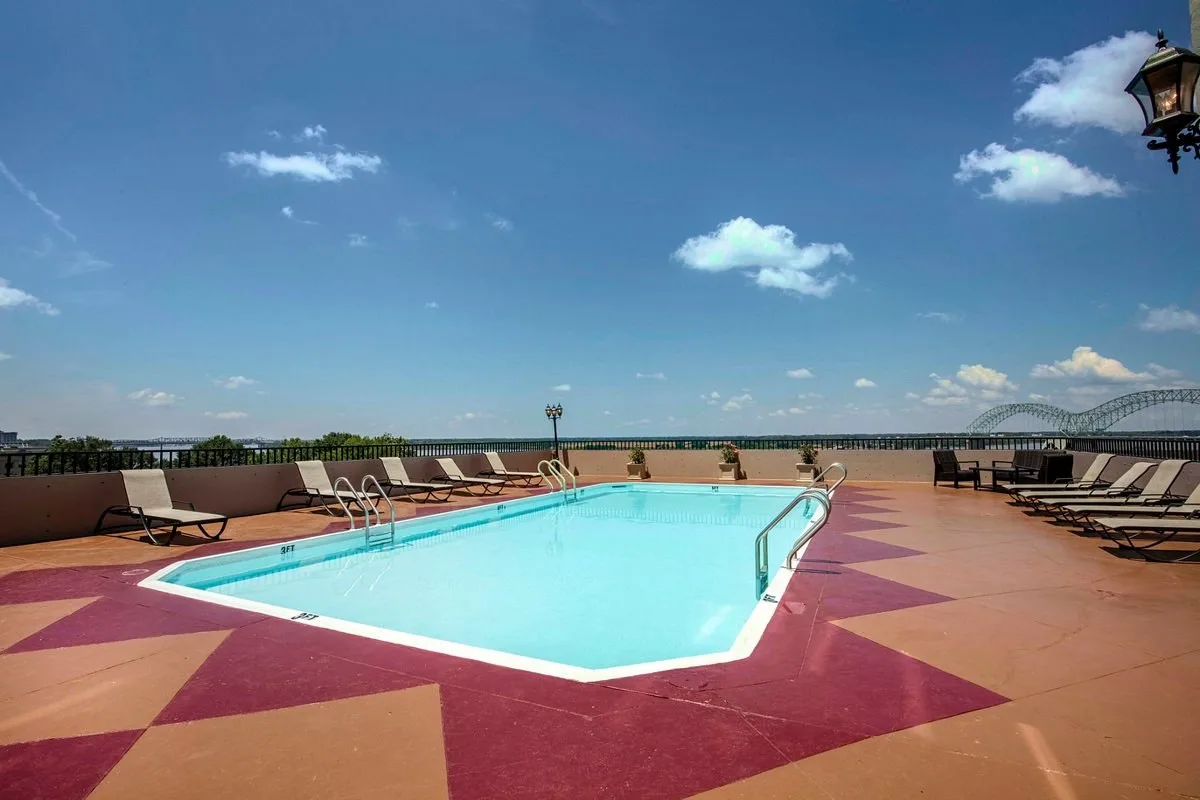 Buitenzwembad op het dakterras van het Comfort Inn Memphis Downtown