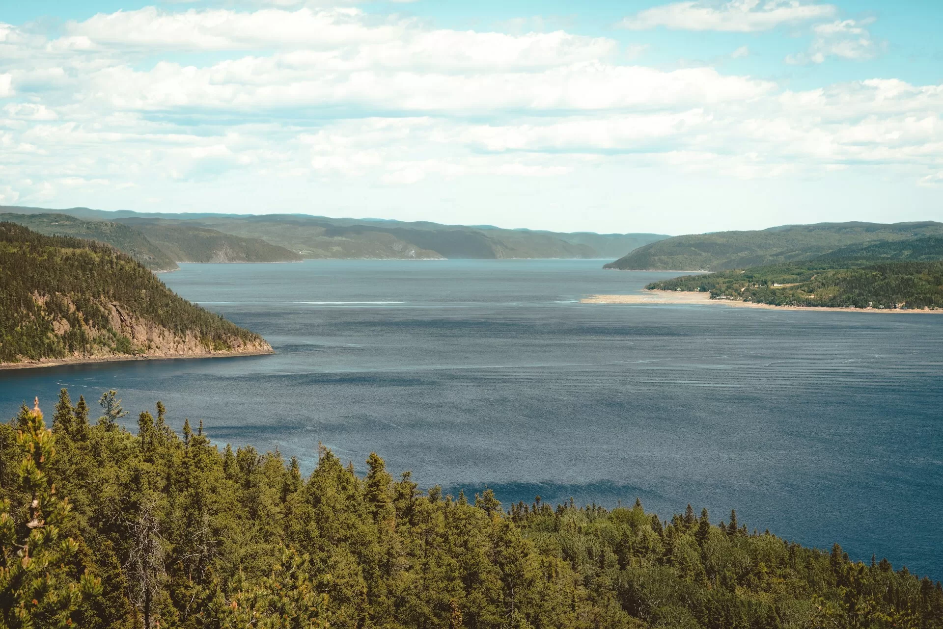 Een meer met beboste kades in Saguenay, Quebec
