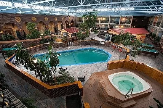 Binnenzwembad met jacuzzi in het Hotel Ramada by Wyndham Fredericton