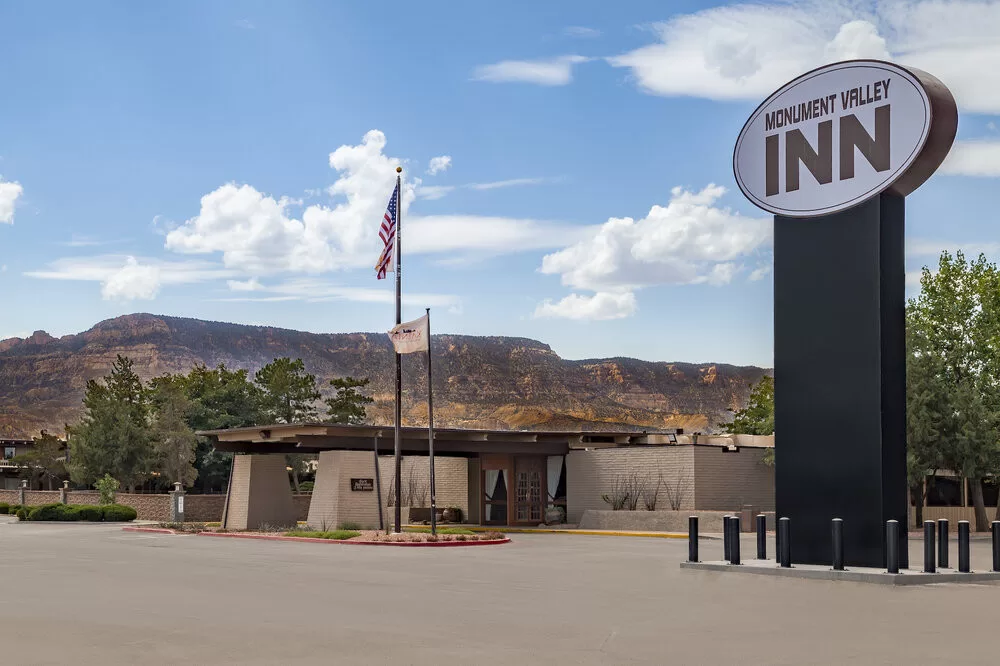 Exterior van het Kayenta Monument Valley Inn met rotsformaties op de achtergrond