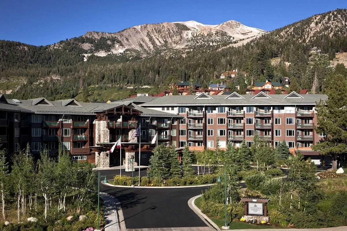Exterior van het Juniper Springs Resort Mammoth Lakes tussen de bergen