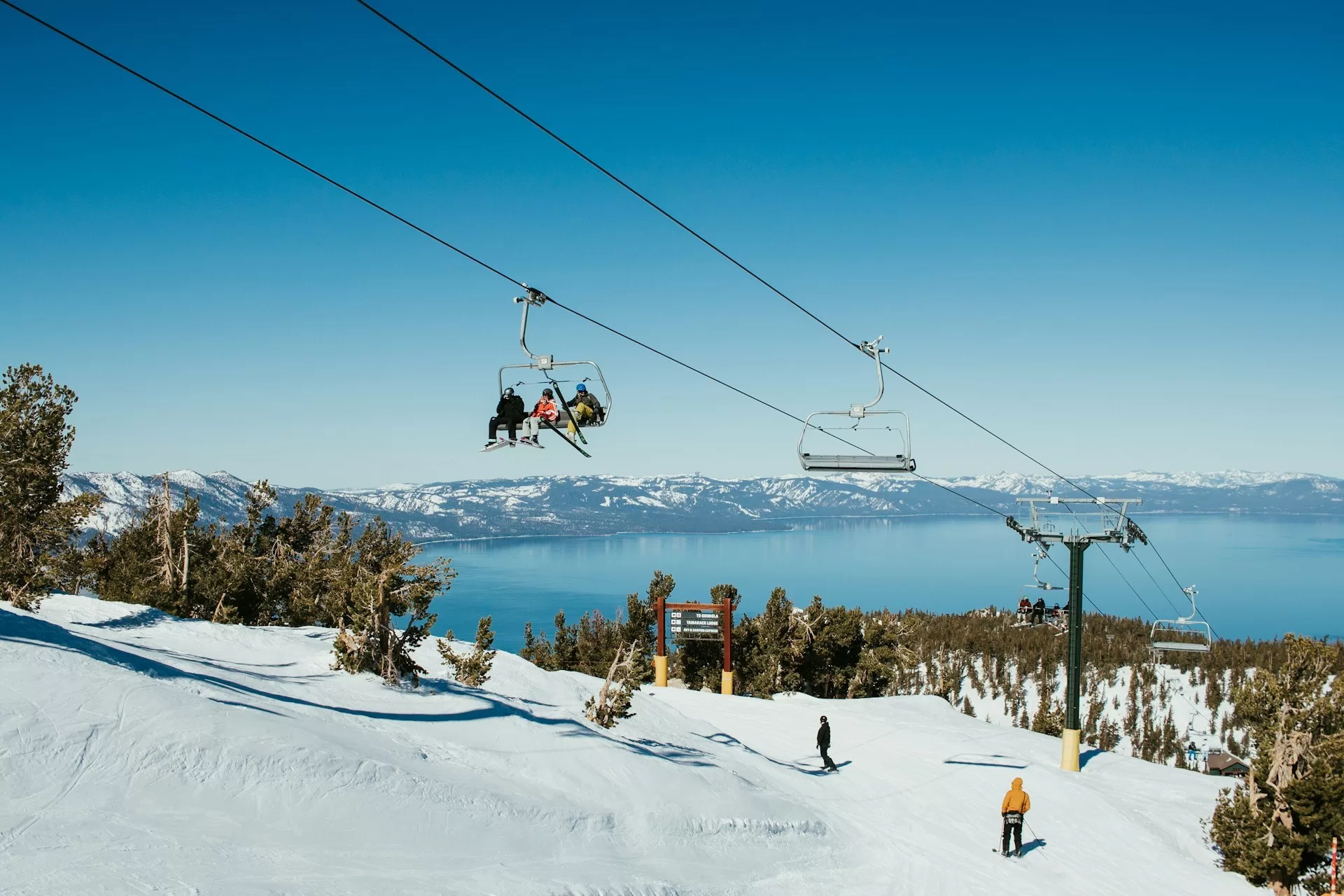 Skilift in de winter in Lake Tahoe met het meer op de achtergrond