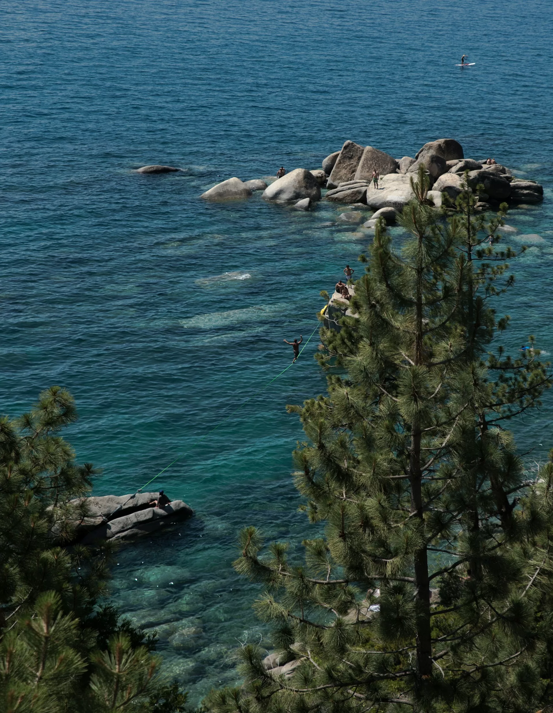 Mensen op de rotsen in Lake Tahoe