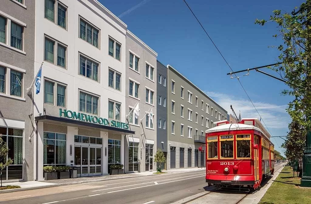 Exterior van het Homewood Suites Hilton French Quarter New Orleans met een rode tram ervoor