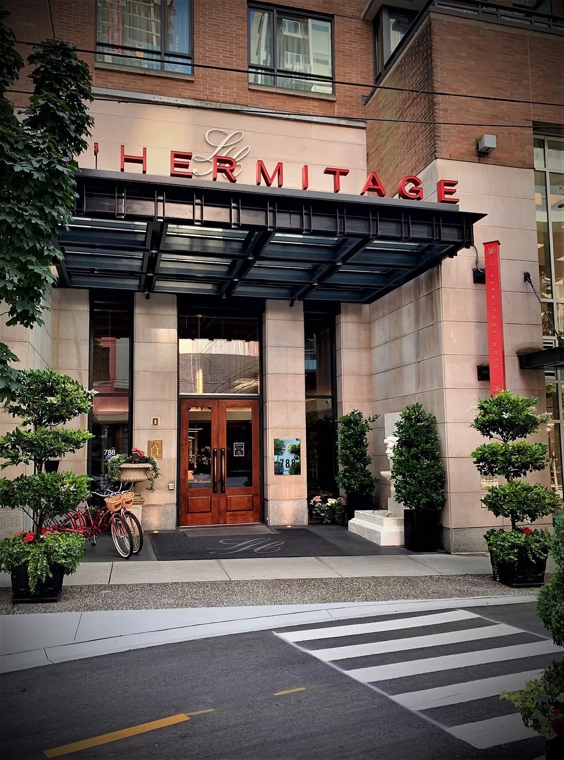 Hoofdingang van het Hotel L Hermitage Vancouver