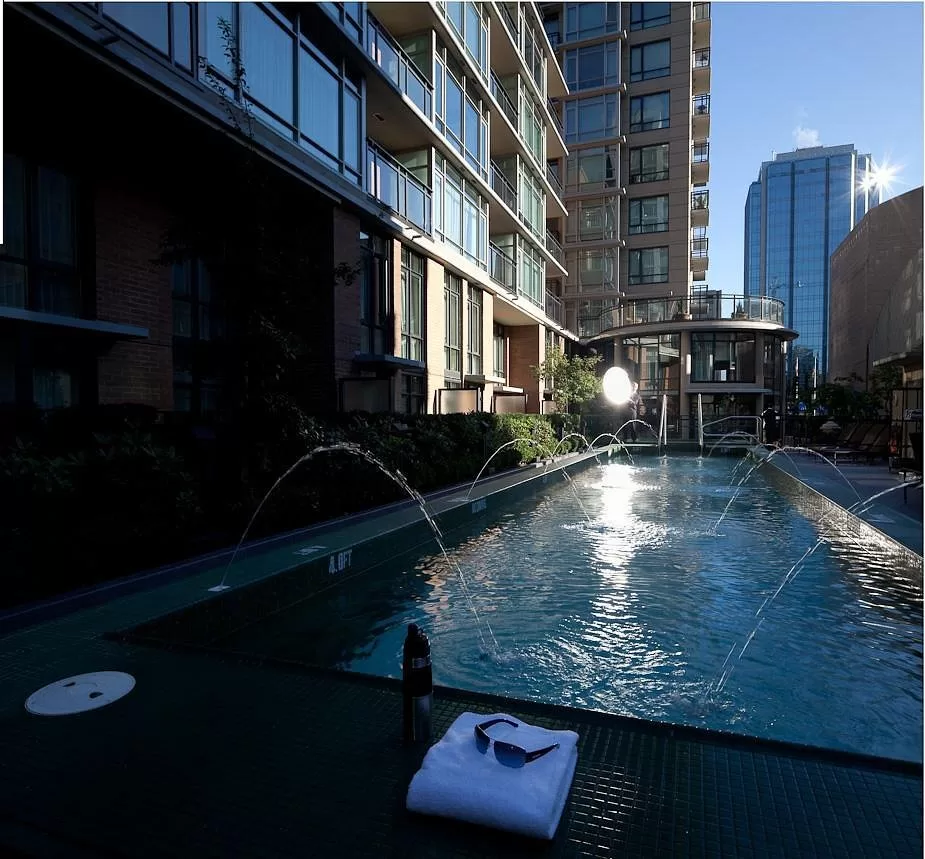 Buitenzwembad bij het Hotel L Hermitage Vancouver