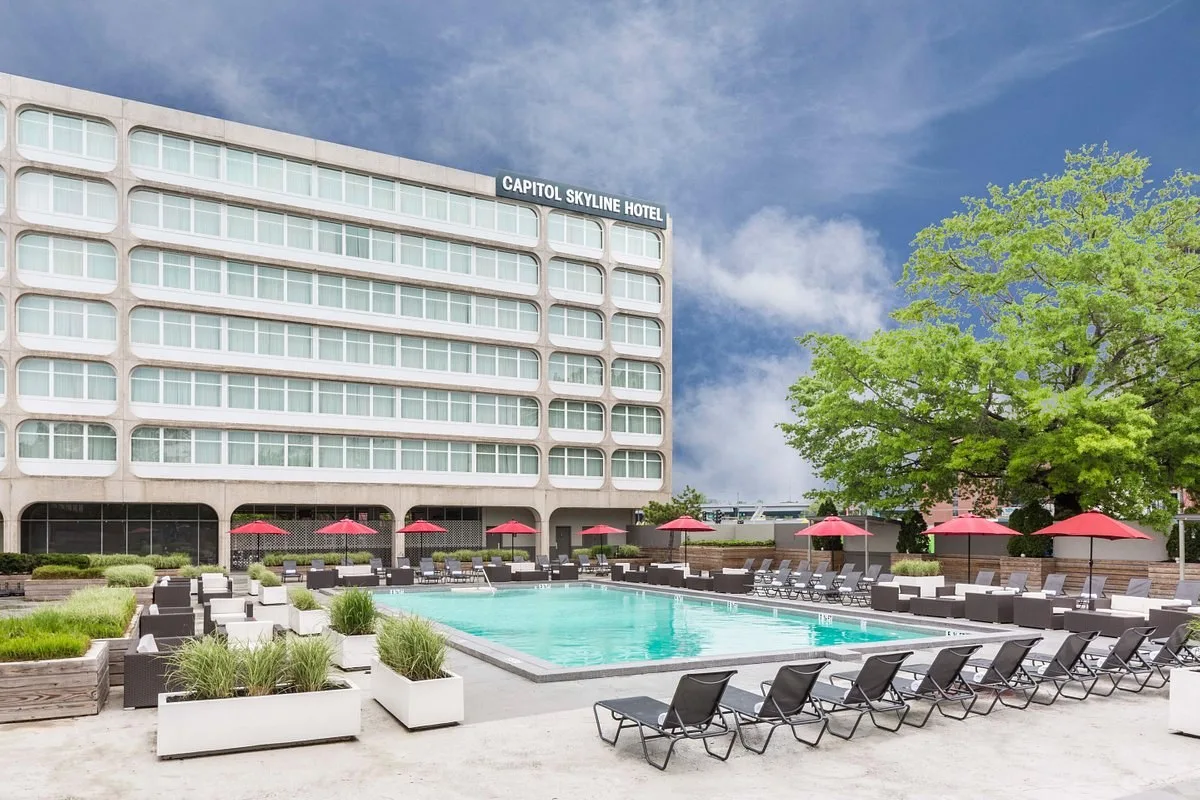 Buitenzwembad met ligbedjes en parasols van het Capitol Skyline Washington