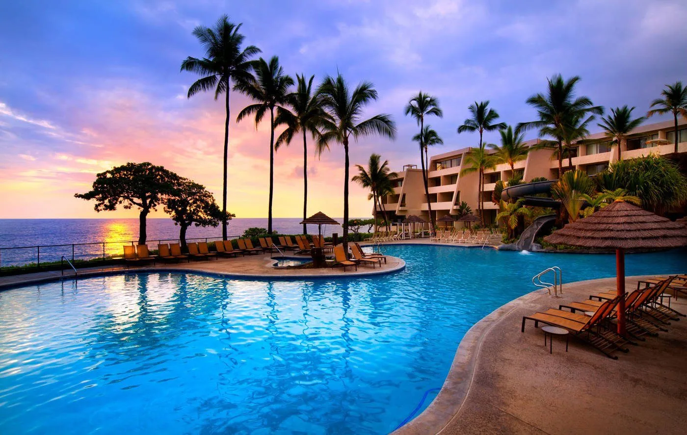 Het zwembad van het Outrigger Kona Resort And Spa Hotel aan de zee
