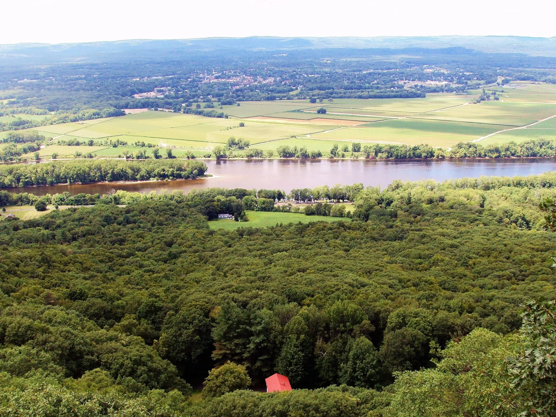 Uitzicht over de Connecticut River in Springfield, Massachusetts