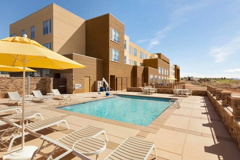 Buitenzwembad met ligbedjes en parasols van het Hyatt Place Lake Powell