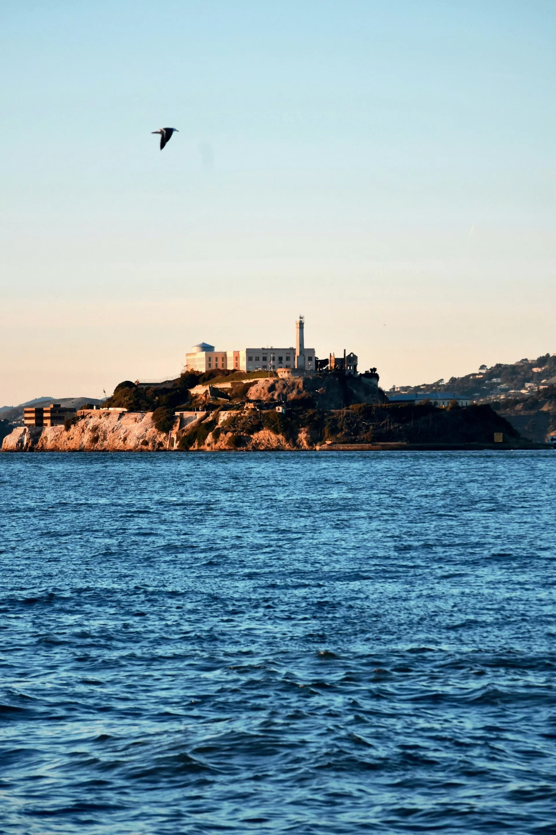 Alcatraz in de avondzon met het water van de baai van San Francisco op de voorgrond