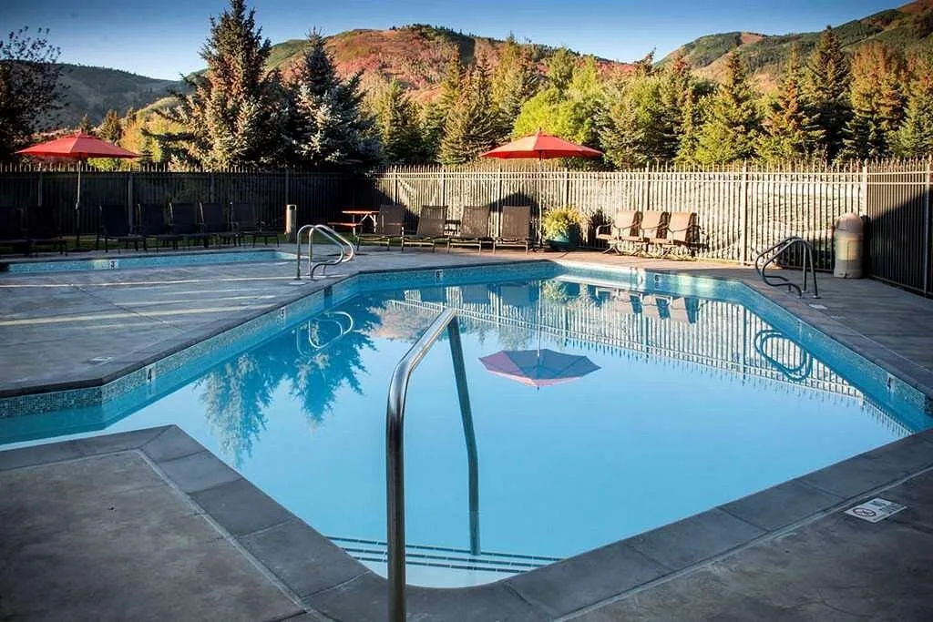 Buitenzwembad van het Park City Peaks Hotel