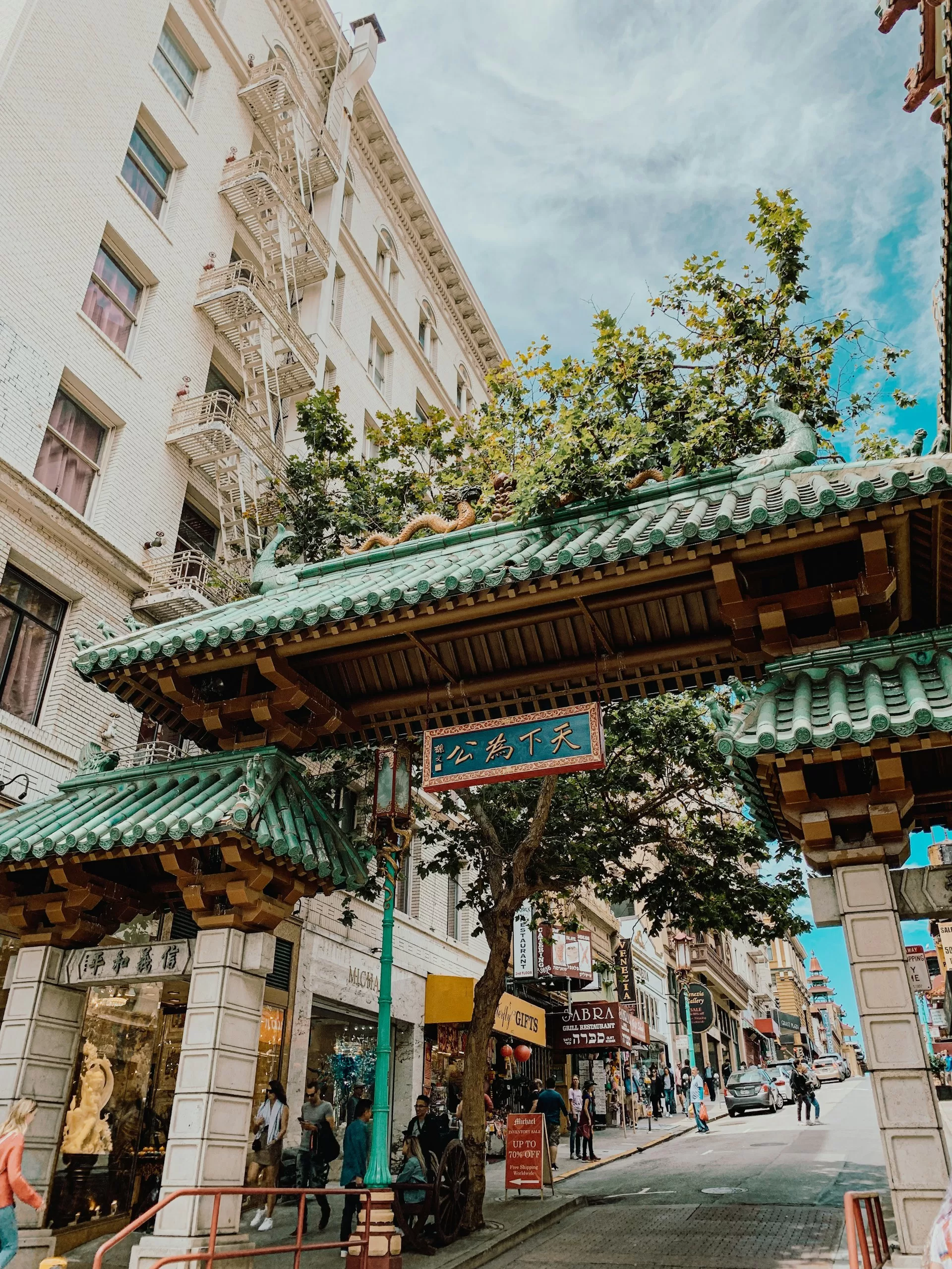 Traditionele Chinatown-poort van onderaf gefotografeerd