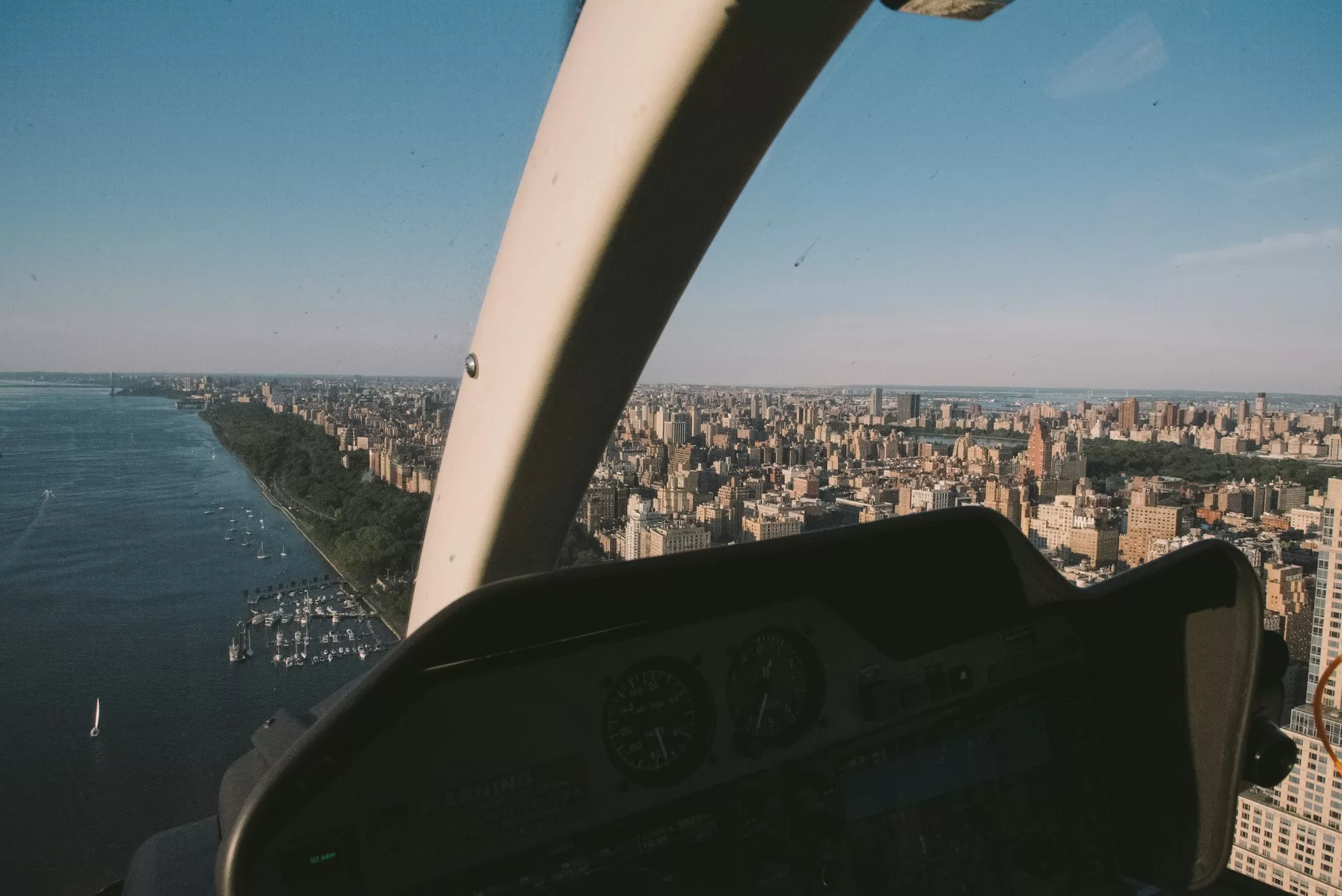 Luchtfoto van New York City en de Hudson River, genomen tijdens een helikopterexcursie