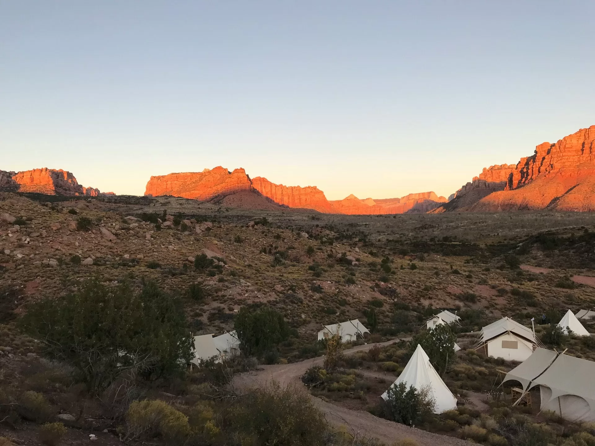 Witte kampeertenten in Zion National Park met ondergaande zon