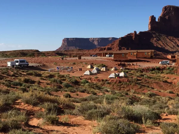 Witte tentjes op een kampeerplaats bij de Grand Canyon